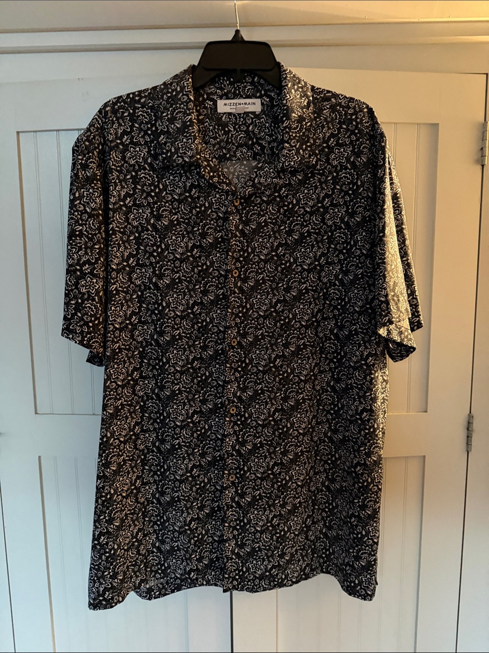 Mizzen+Main Black Short-Sleeve Button-Down Shirt with White Paisley Print